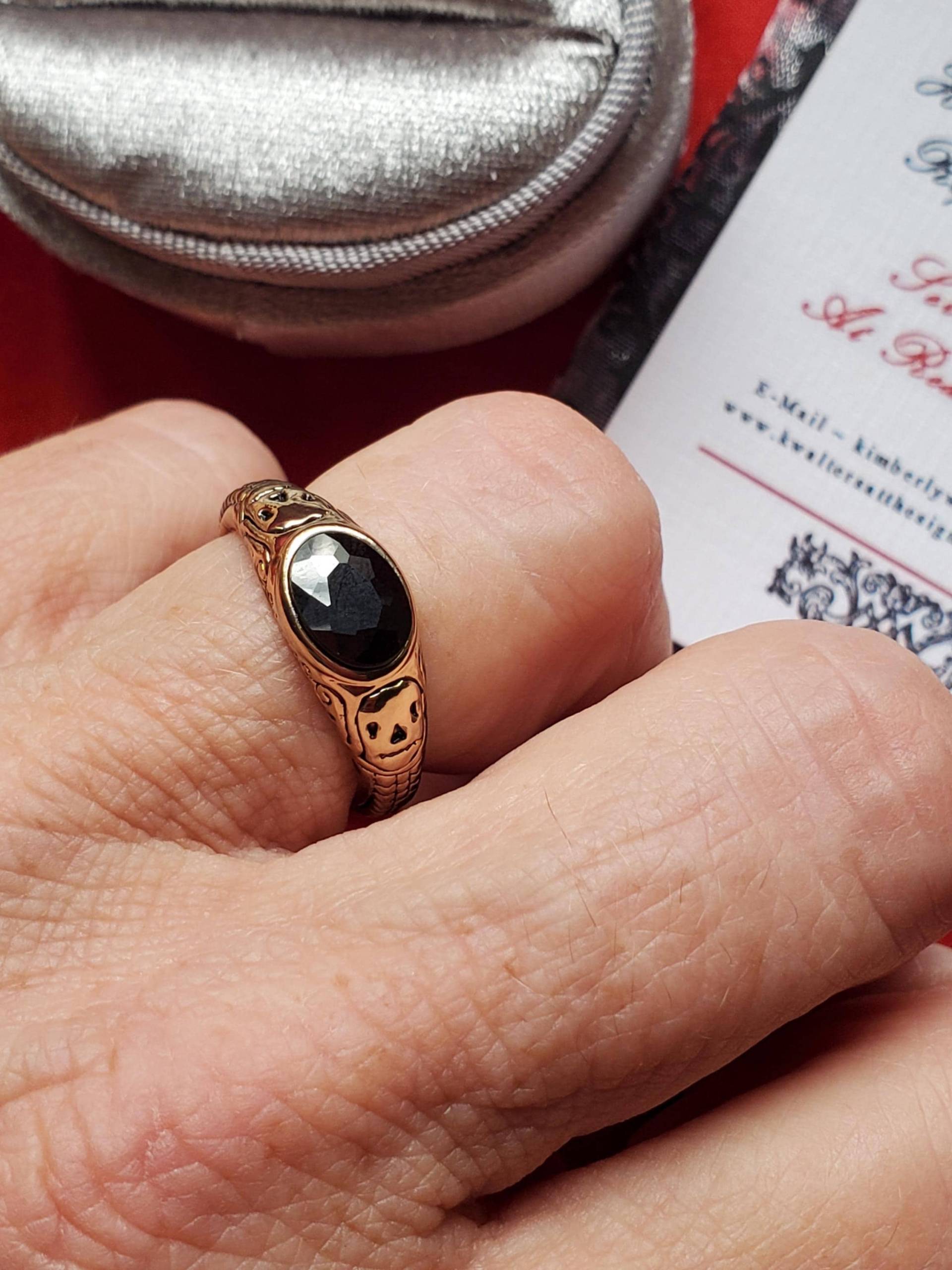 R-0082 - Facettierte Lilith Black Moon Skull Ring Memento Mori, Erinnerung von SignoftheGrayHorse