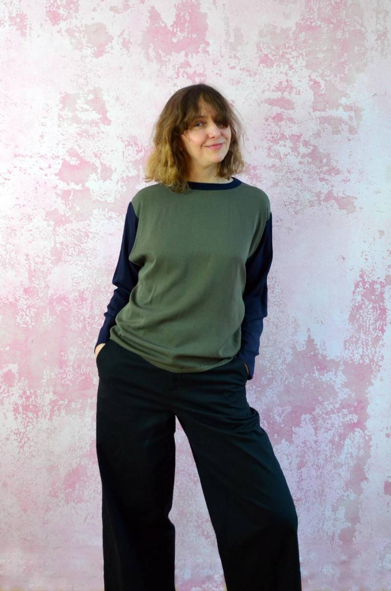 Viscosetop Khaki Marine Leger Geschnitten Lockere Bluse Damen Zweifarbig Oberteil Übergang Faire Produktion Runder Ausschnitt von Sigorzia