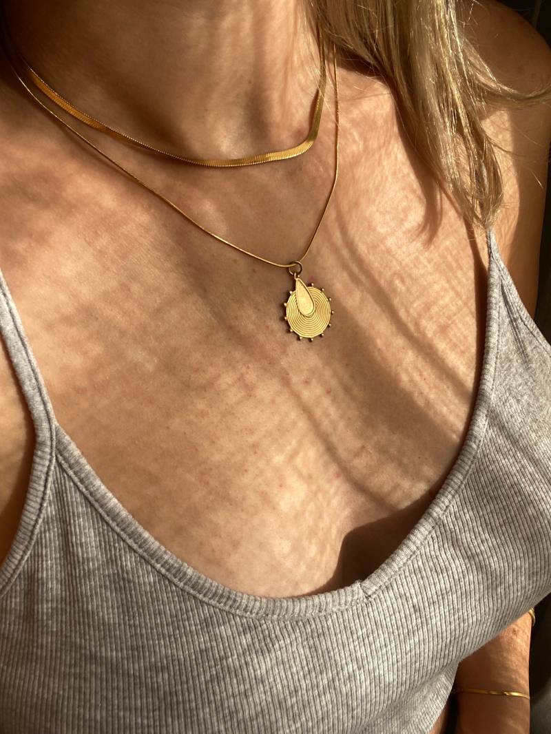 Anhänger Kette Messing Schmuck Gold - Designschmuck Gehämmert Kuchi Makramee von Siimango