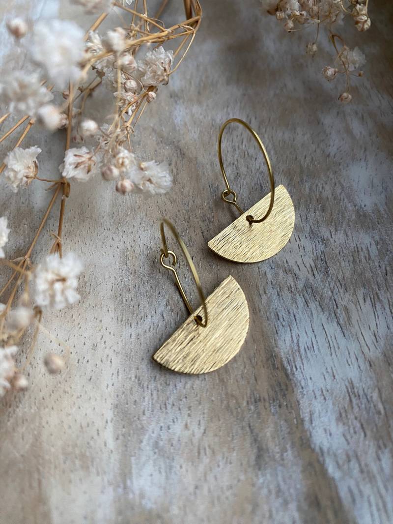 Creolen Ohrringe Boho Makramee Schmuck Gold Gehämmert Halbmond Messing Design Antik von Siimango