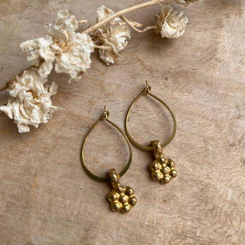 Creolen Ohrringe Boho Makramee Schmuck Mit Perlen in Gold Blume Messing Design Antik Gehämmert von Siimango