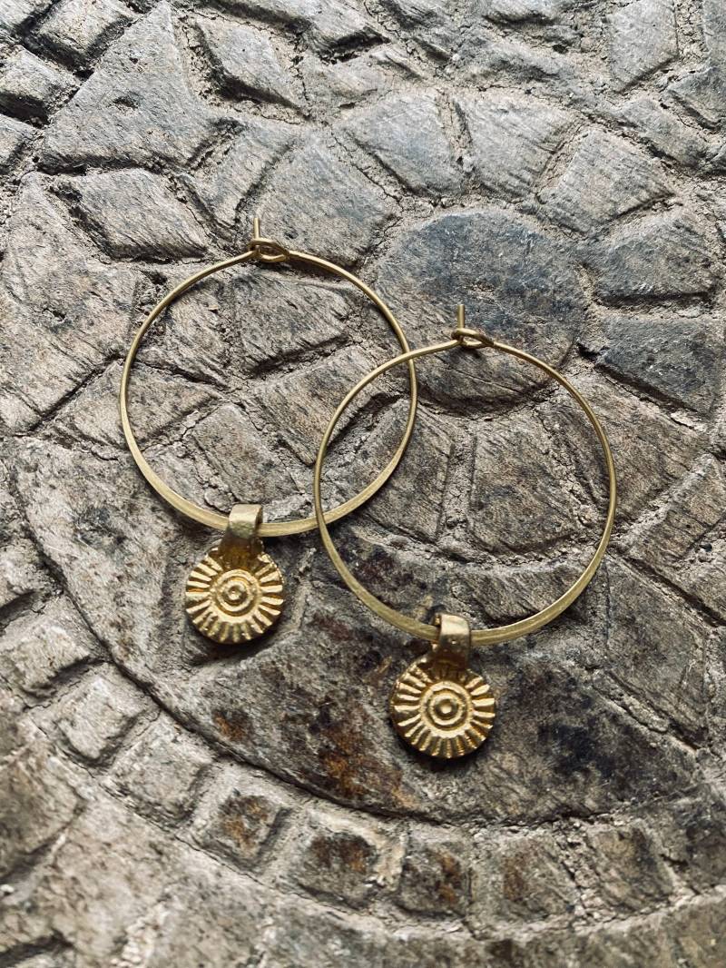 Creolen Ohrringe Boho Makramee Schmuck Mit Perlen in Gold Sonne Messing Design Antik von Siimango