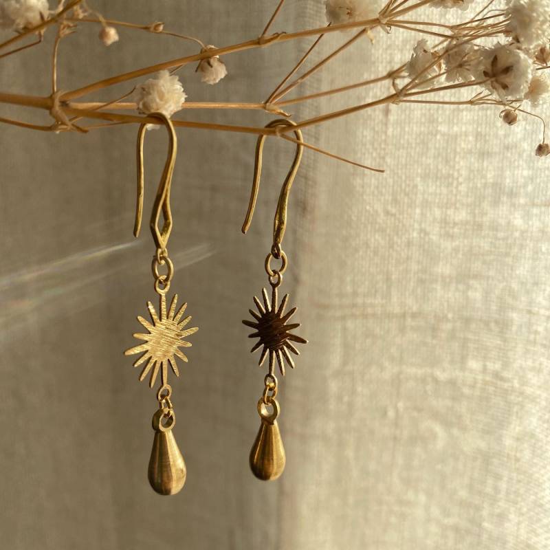 Creolen Ohrringe Boho Makramee Schmuck Mit Perlen in Gold Tropfen Gehämmert Messing Design Antik von Siimango