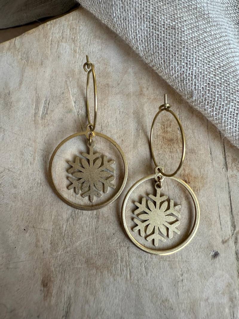 Creolen Ohrringe Boho Makramee Schmuck Mit Perlen in Gold Tropfen Messing Design Antik Schneeflocke von Siimango