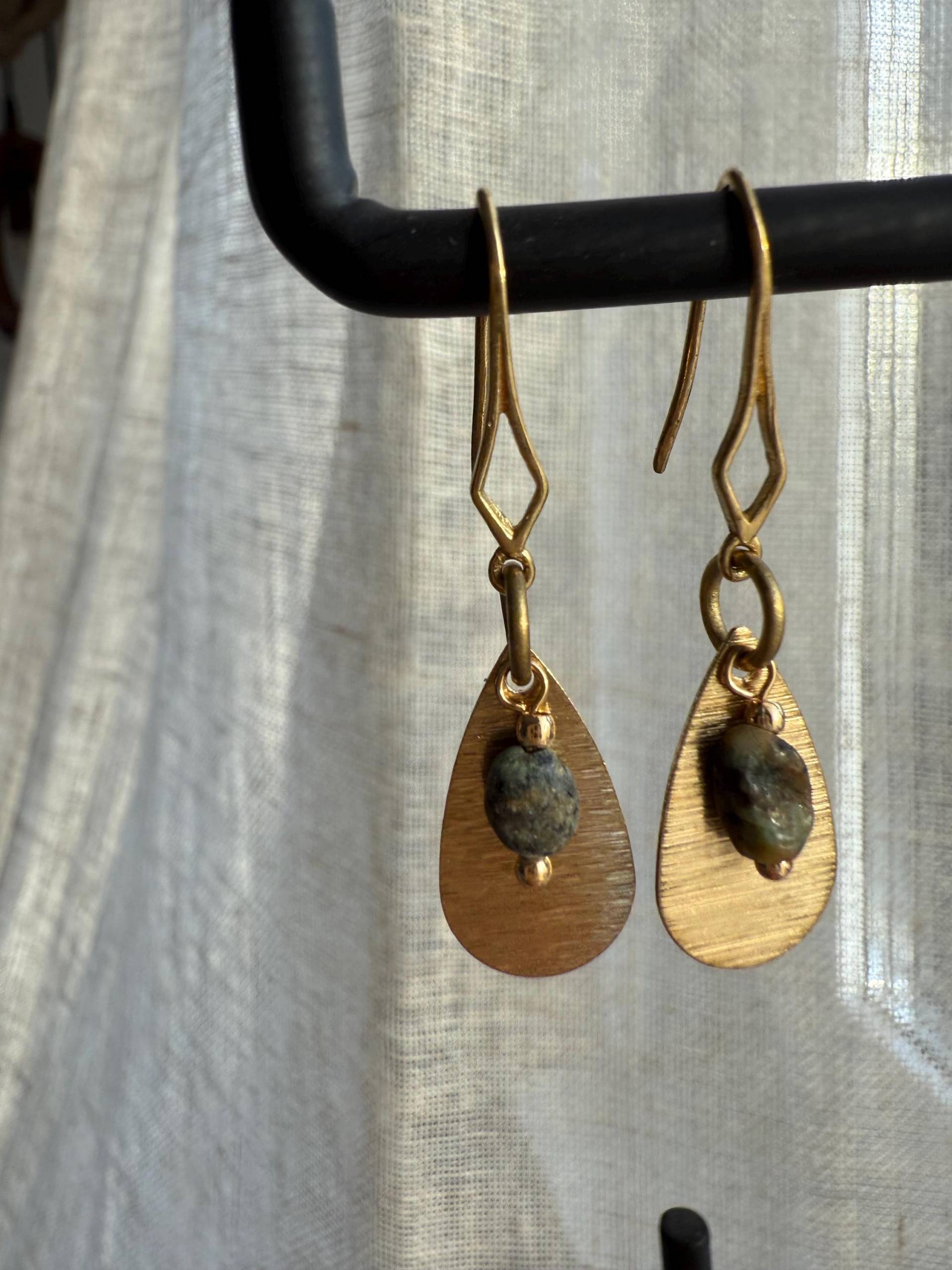 Creolen Ohrringe Boho Makramee Schmuck Mit Perlen in Gold Tropfen Messing Design Antik von Siimango