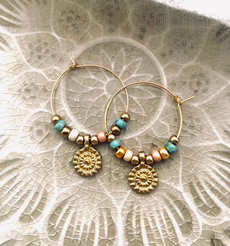 Creolen Ohrringe Boho Makramee Schmuck Mit Perlen in Gold von Siimango