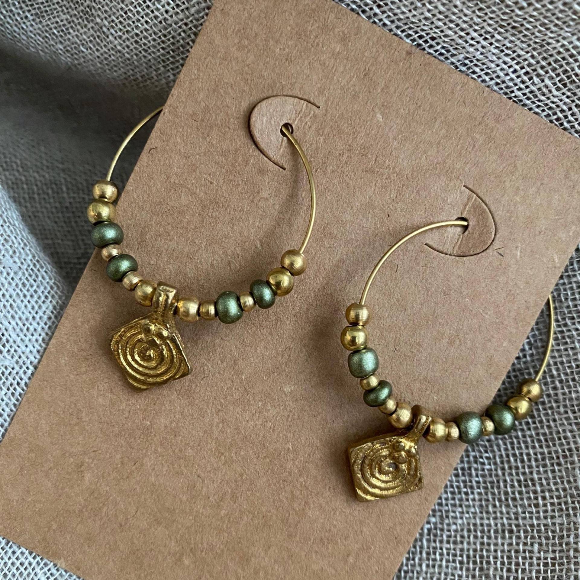 Creolen Ohrringe Boho Makramee Schmuck Mit Perlen in Gold von Siimango