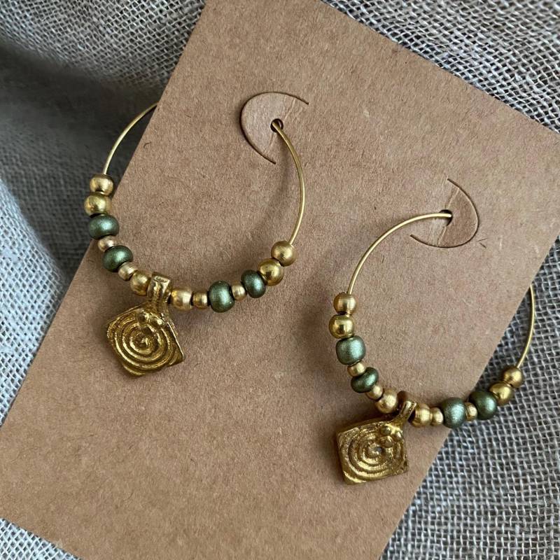 Creolen Ohrringe Boho Makramee Schmuck Mit Perlen in Gold von Siimango