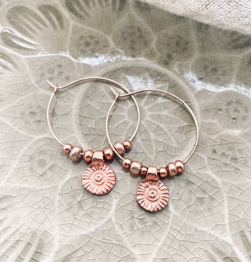 Creolen Ohrringe Boho Makramee Schmuck Mit Perlen in Rosé Gold von Siimango