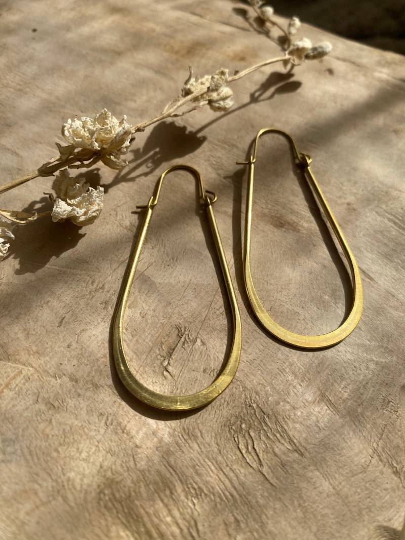 Creolen Ohrringe Gehämmert Messing Boho Oval Ethno Makramee Gold, Silber Designschmuck, Moderne Form von Siimango