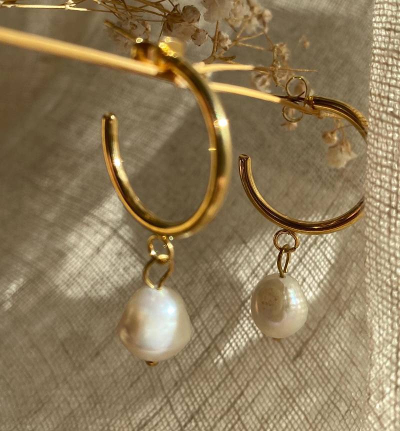 Creolen Ohrringe Hoops Schmuck 18K Echtvergoldung Süßwasser Perle Designschmuck Gold Unikat Geschenk Für Sie Oval Creolen Ohrringe Hoops Schmuck 18K Echtvergoldung Süßwasser Perle Designschmuck Gold Unikat Geschenk Für Sie Oval von Siimango