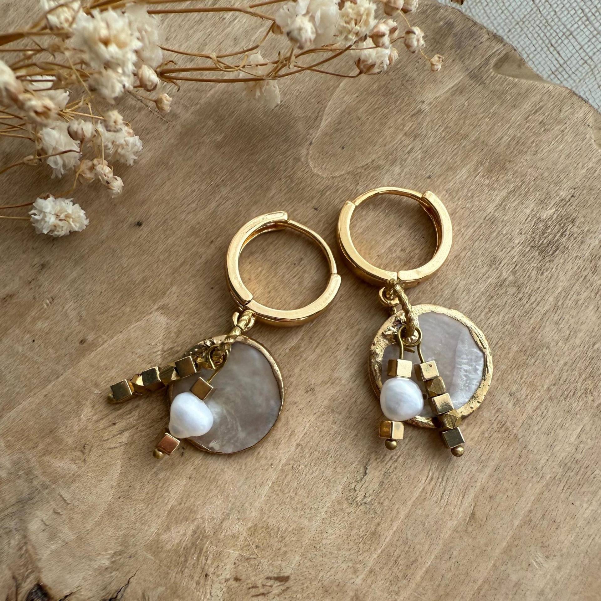 Creolen Ohrringe Hoops Schmuck 18K Echtvergoldung Süßwasser Perle Designschmuck Gold Unikat Geschenk Für Sie Oval Creolen Ohrringe Hoops Schmuck 18K Echtvergoldung Süßwasser Perle Designschmuck Gold Unikat Geschenk Für Sie Oval von Siimango