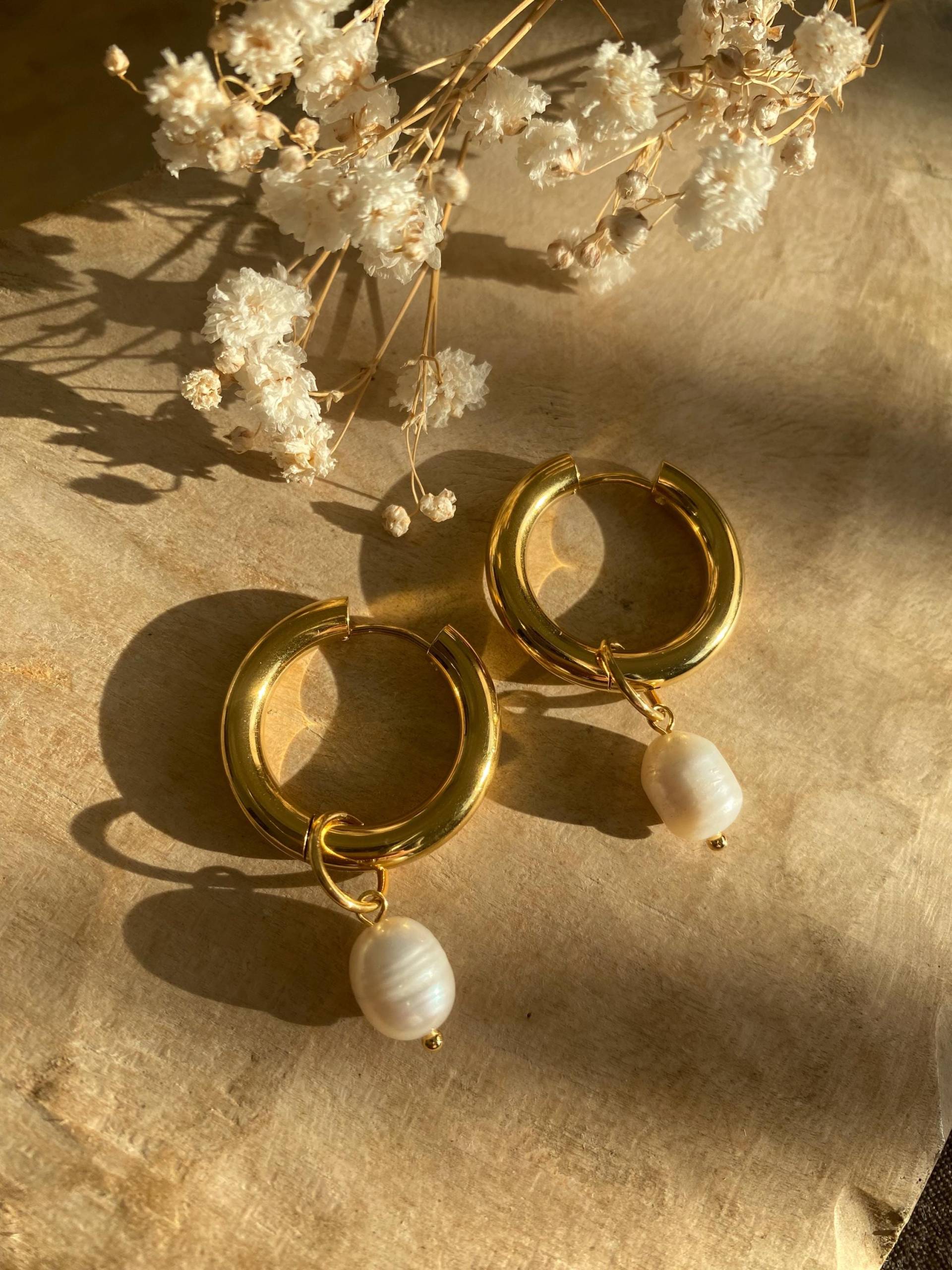 Creolen Ohrringe Ohrstecker Schmuck 18K Echtvergoldung Süßwasser Perle Designschmuck Gold Unikat Geschenk Für Sie von Siimango