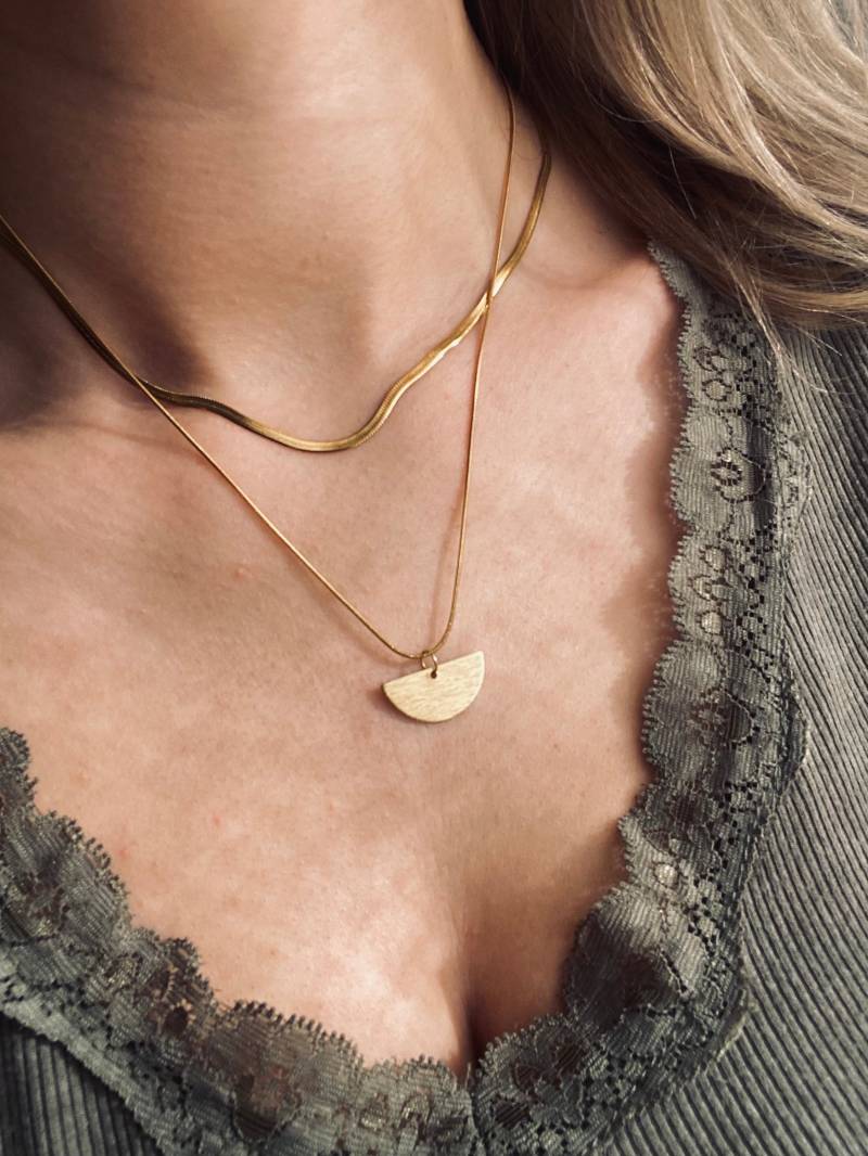 Halbmond Anhänger Kette Messing Schmuck Gold - Designschmuck Gehämmert von Siimango