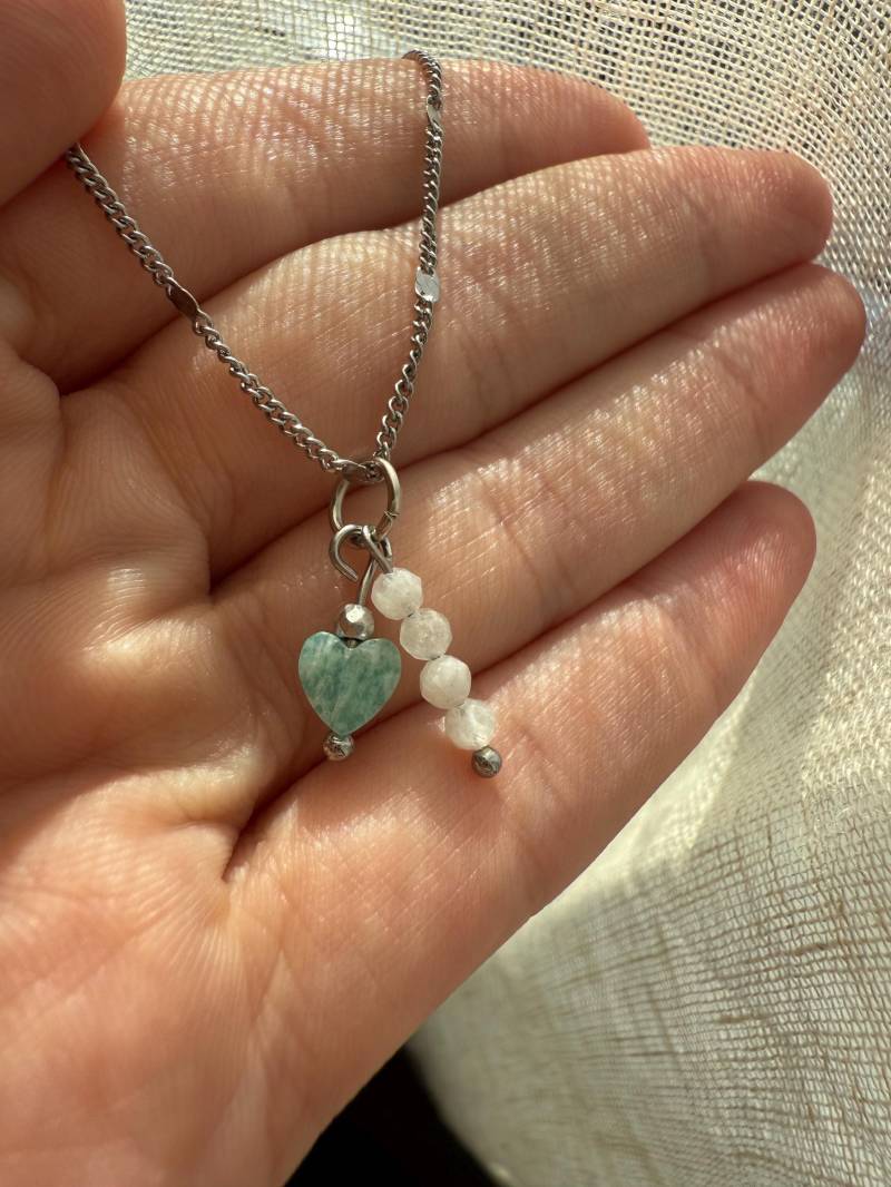 Kette Halskette Silber, Perlen Herz Mondstein , Glieder Designschmuck, Moderne Form, Muster, Boho Wasserfest Schmuck von Siimango