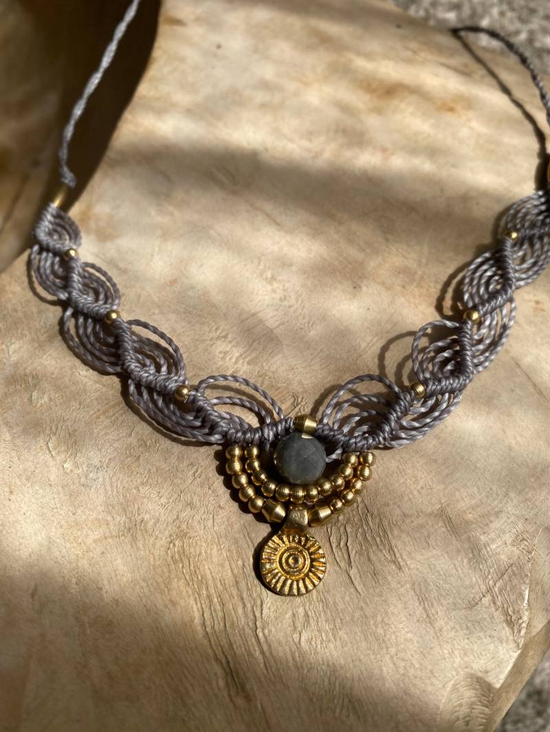 Makramee Kette Boho Ethno Hippie Halskette Schmuck Geflochten Tropfen Messing Keramik Perle Handmade Gold Graue Labradorit-Perle Edelstein von Siimango