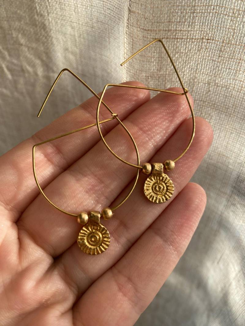 Ohrring Ohrstecker Sonne Mond Anhänger Geschenk Für Sie Ethno Boho Schmuck Filigran Messing Gold Draht Abstrakt Unikat von Siimango