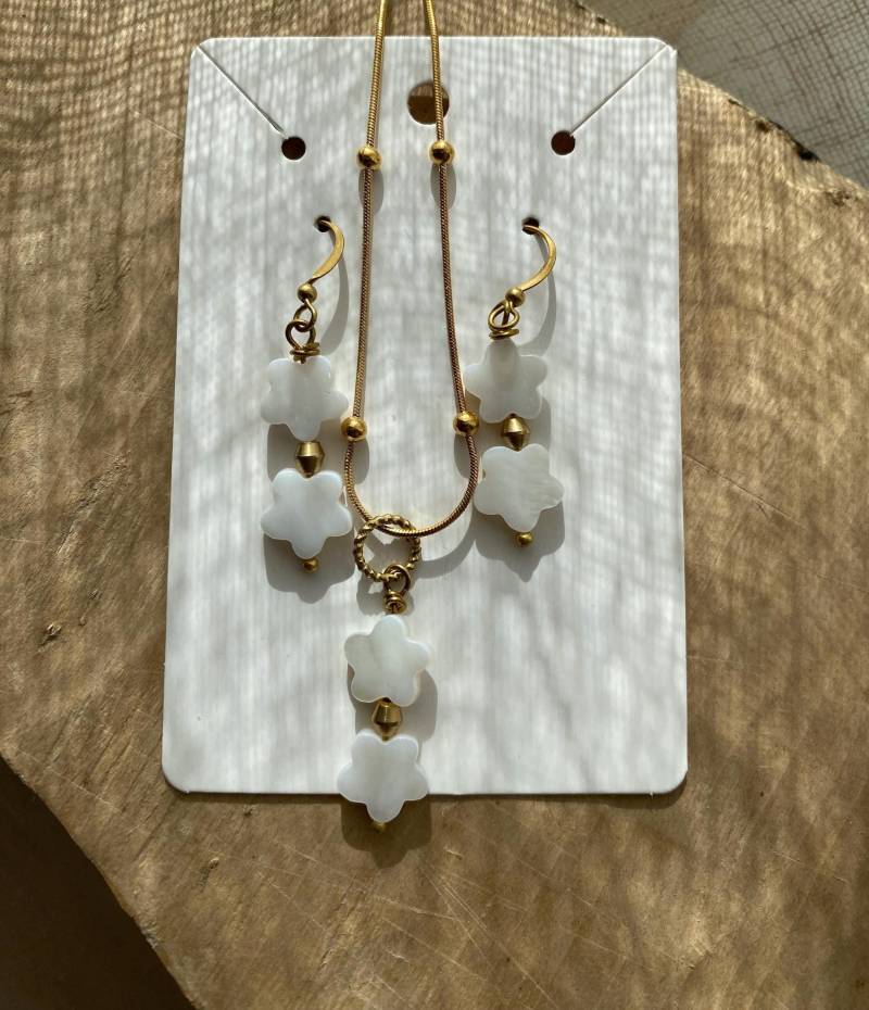 Set Creolen Kette Halskette // Ohrringe, Perlen Blume , Gehämmert, Designschmuck, Moderne Form, Muster, Antik Boho, Stern von Siimango