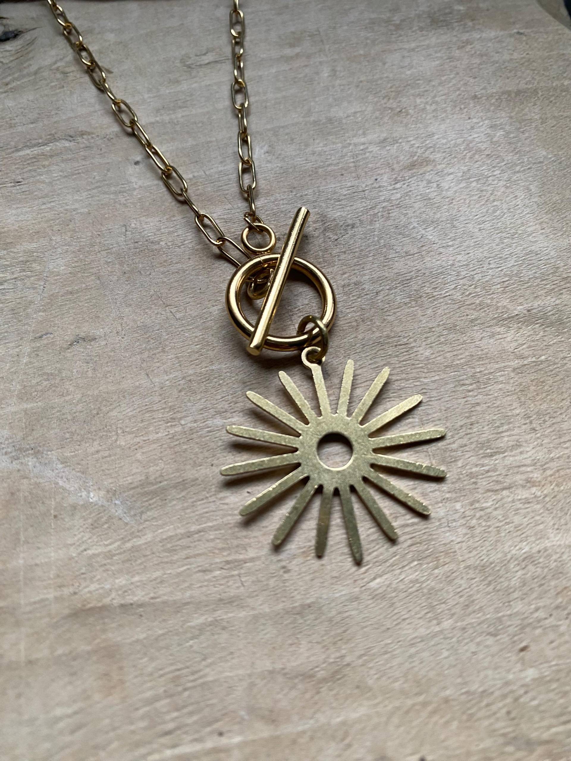 Sonne Anhänger Kette Messing Schmuck Gold - Designschmuck Boho Ethno Makramee Knebel Verschluss von Siimango