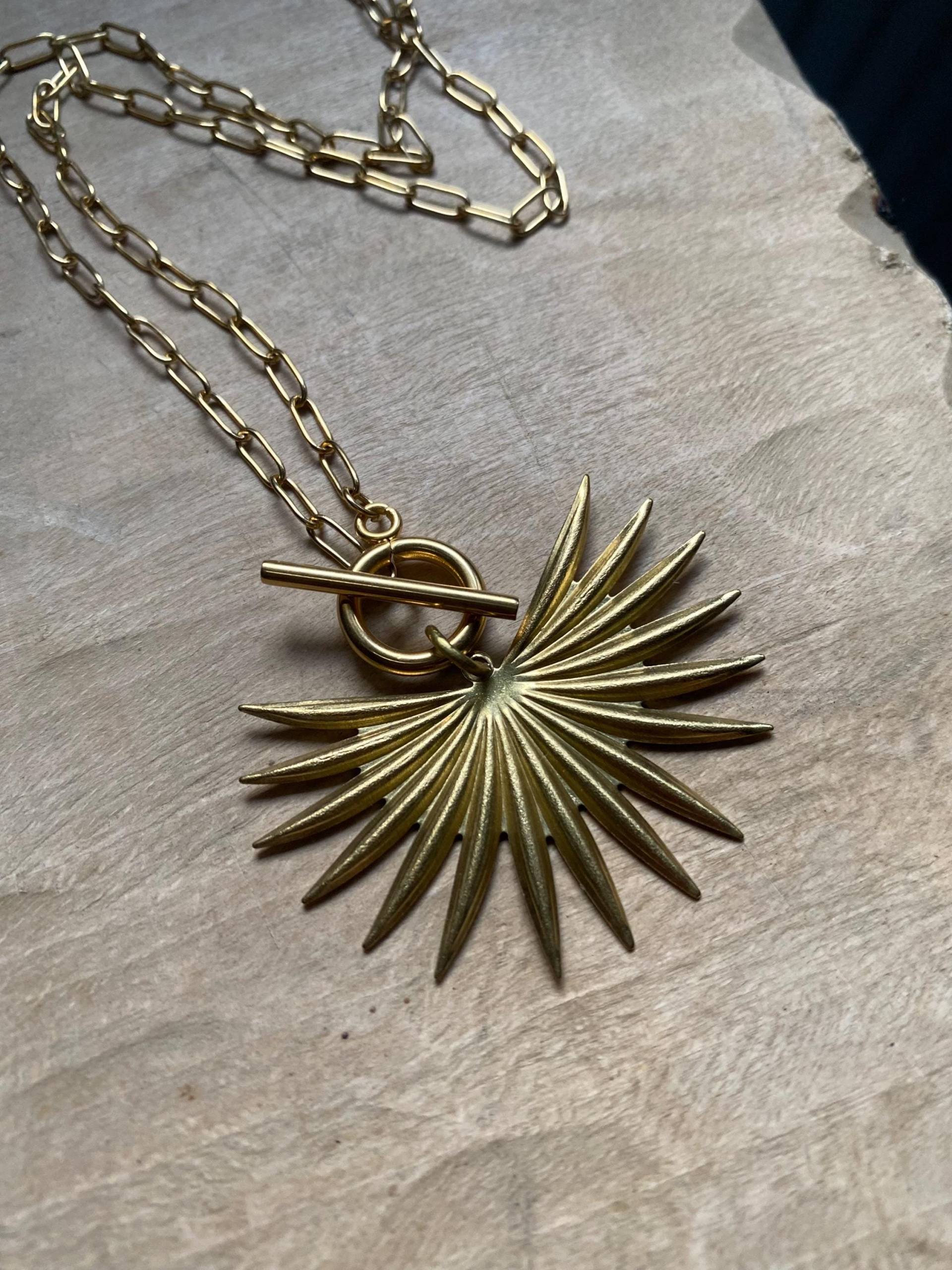 Sonne Anhänger Kette Messing Schmuck Gold - Designschmuck Boho Ethno Makramee Knebel Verschluss Sonne Anhänger Kette Messing Schmuck Gold - Designschmuck Boho Ethno Makramee Knebel Verschluss von Siimango
