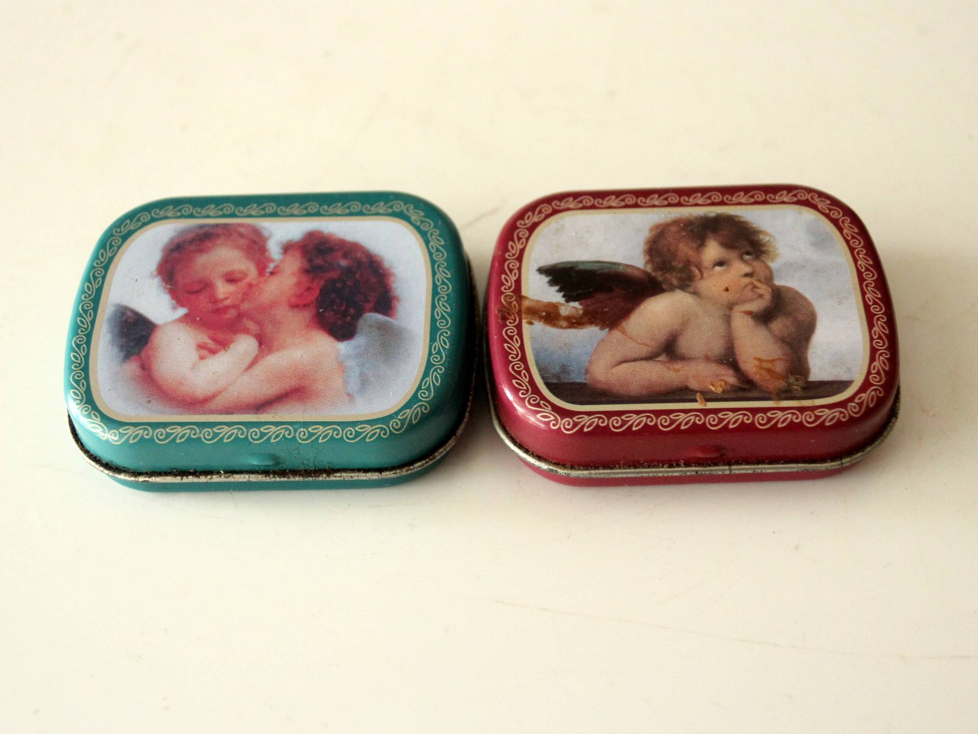 2x Metall Pillendose Vintage Set 2 Stück Pillenbox Ringbox Engel Motif Kleine Blechdosen West Germany Pillboxes Süßstoffdose Sweetenerbox von SilaVintageandmore