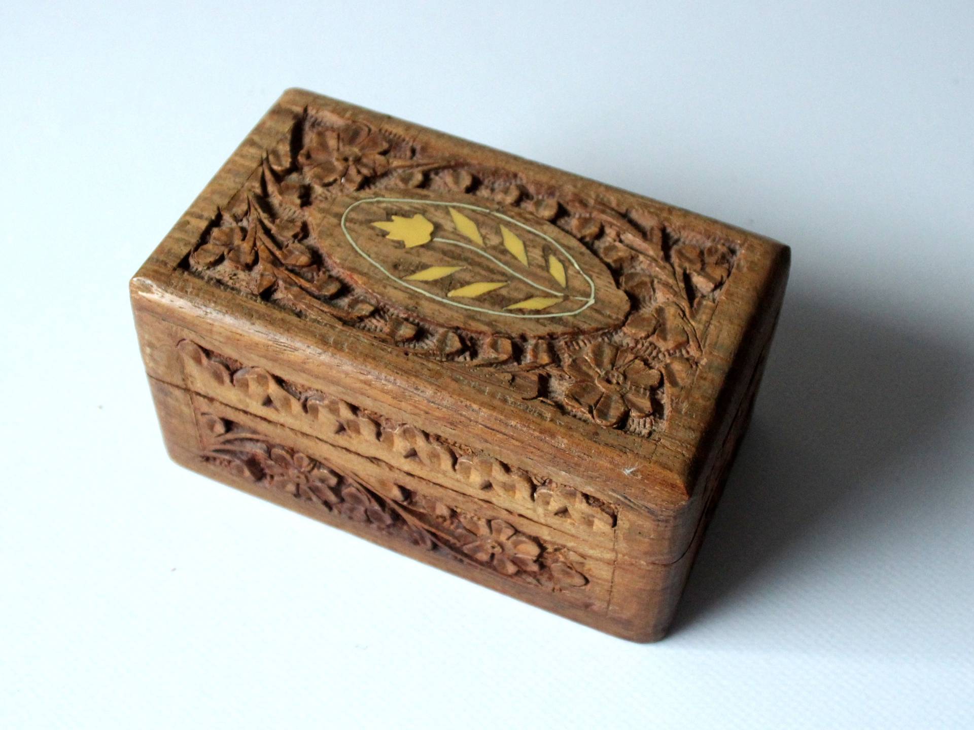 Altes Schmuckkästchen Handgeschnitzt Holz 70Er 60Er Vintage Old Box Solid Wood Hand Carved Schmuckbox Ringbox Schatulle von SilaVintageandmore