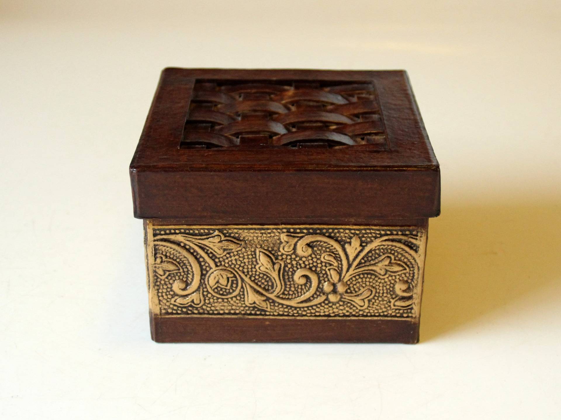 Asia Schmuck Holz Box Dose Mit Deckel Schmuckdose Vintage Schmuckschatulle Geprägt 70Er Schmuckaufbewahrung Wooden Lidded Box von SilaVintageandmore