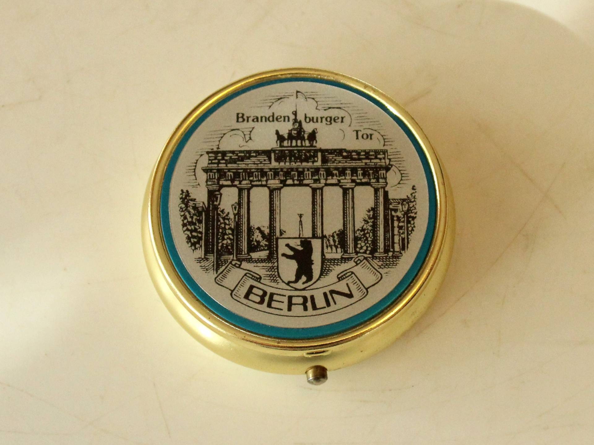 Berlin Dekorative Pillendose Vintage Metall Pillenbox Ringbox Schmuckdose Schwarz Gold West Germany Pillbox Süßstoffdose Sweetenerbox von SilaVintageandmore