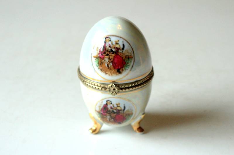 Charmante Porzellan Pillendose Auf Füßen Vintage Keramik Pillenbox Ringbox Schmuckdose Romantisch Germany Pillbox Banded Footed von SilaVintageandmore