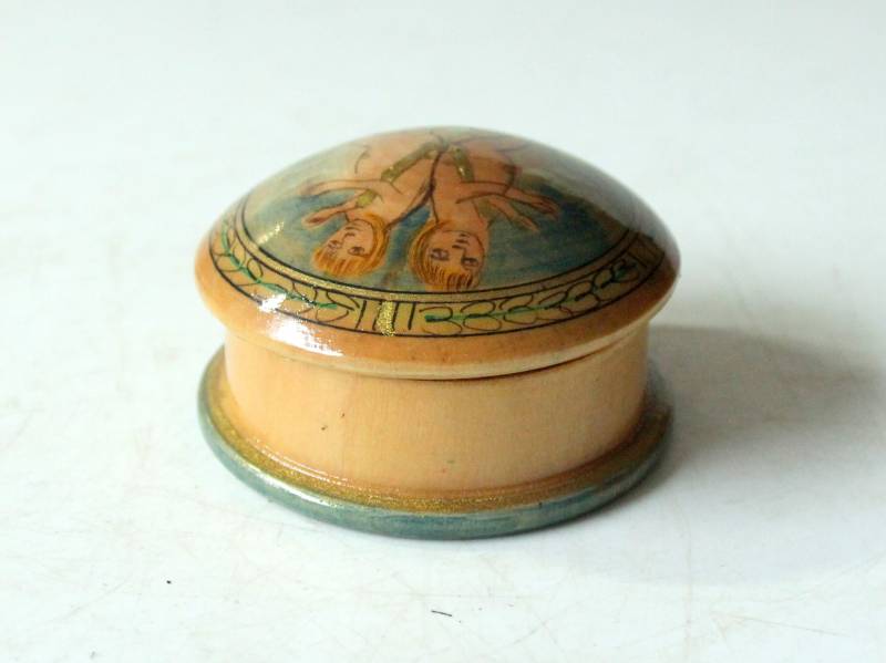Dose Lack Schmuck Schatulle Vintage Holzdose Kästchen Schmuckaufbewahrung Ringbox Handpainted Wooden Lidded Box von SilaVintageandmore