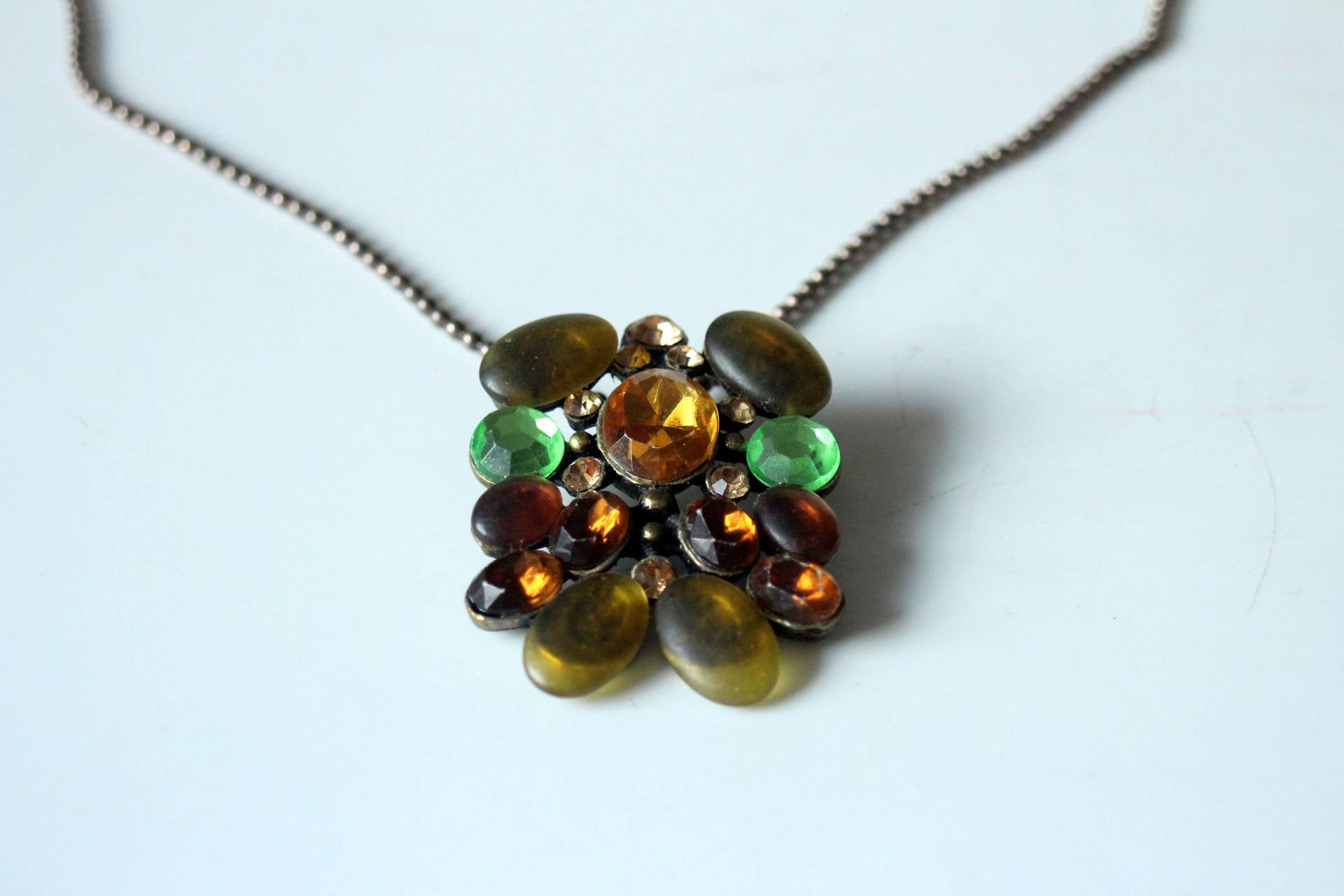 Kette Mit Anhänger Mittel Lang Vintage Schmuck Mid Century Statementkette 60Er 70Er Gemüsekette Hippie Necklace Handmade Multi Stones Glass von SilaVintageandmore
