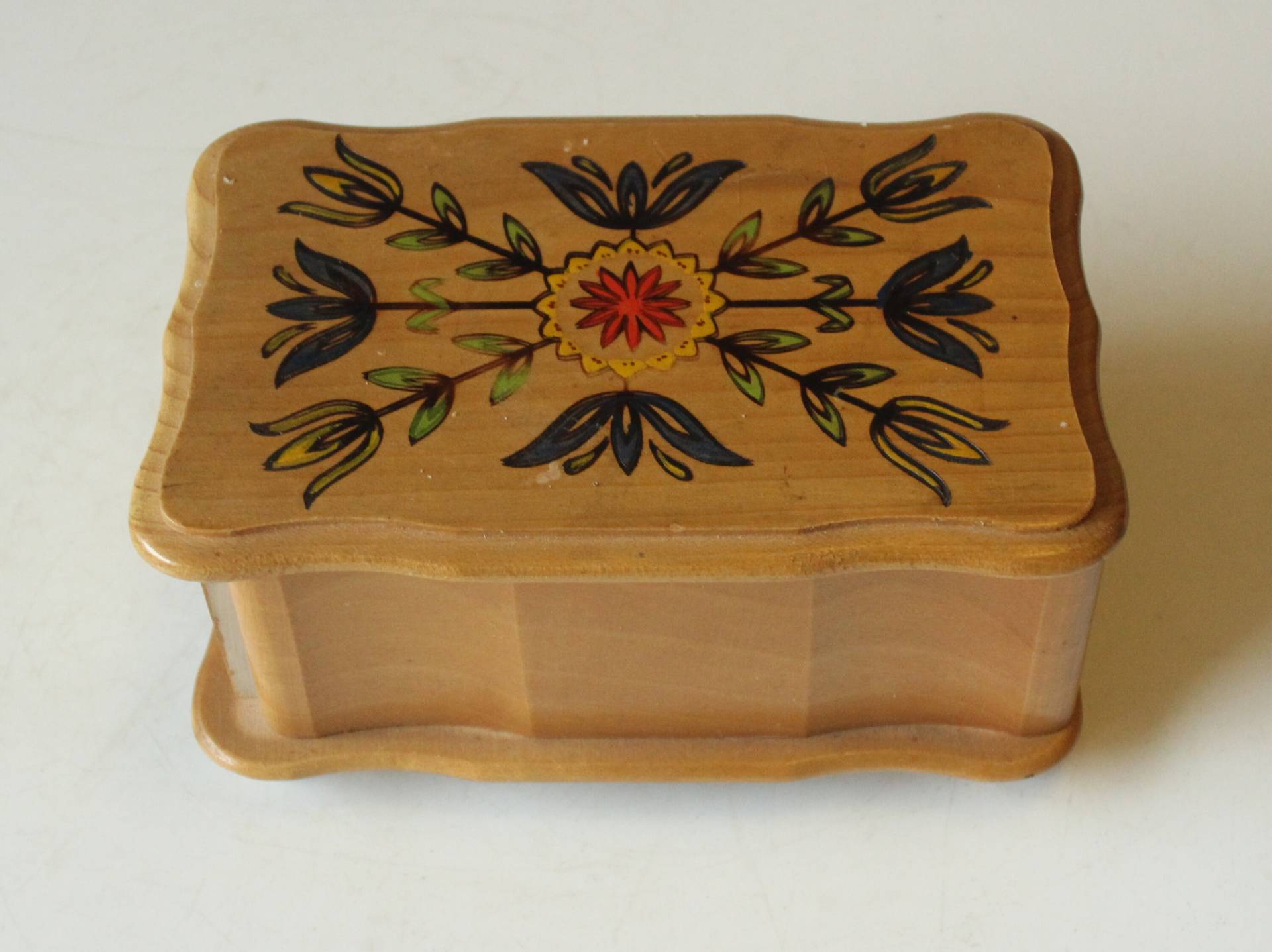 Kleine Landhaus Holztruhe Schatzkiste Schatulle Mit Deckel Bavaria Vintage Truhe Holz Schmuckaufbewahrung Handarbeit Wooden Lidded Box von SilaVintageandmore