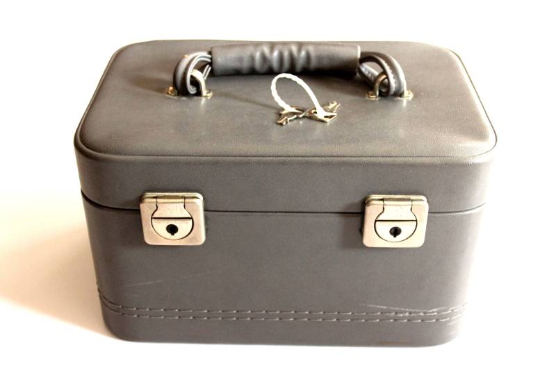 Schminkkoffer Grau Kosmetik Koffer Vintage 70Er Schminktäschchen Beauty Case Kulturtäschchen White Mit Spiegel Und Schlüssel von SilaVintageandmore