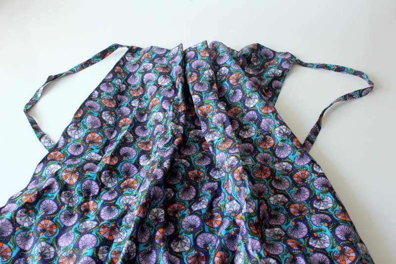 Schürze Vintage Gemustert Blau West Germany 70Er Baumwolle Retro Küche Landhaus Mid Century Apron Pattern Blue Cotton von SilaVintageandmore