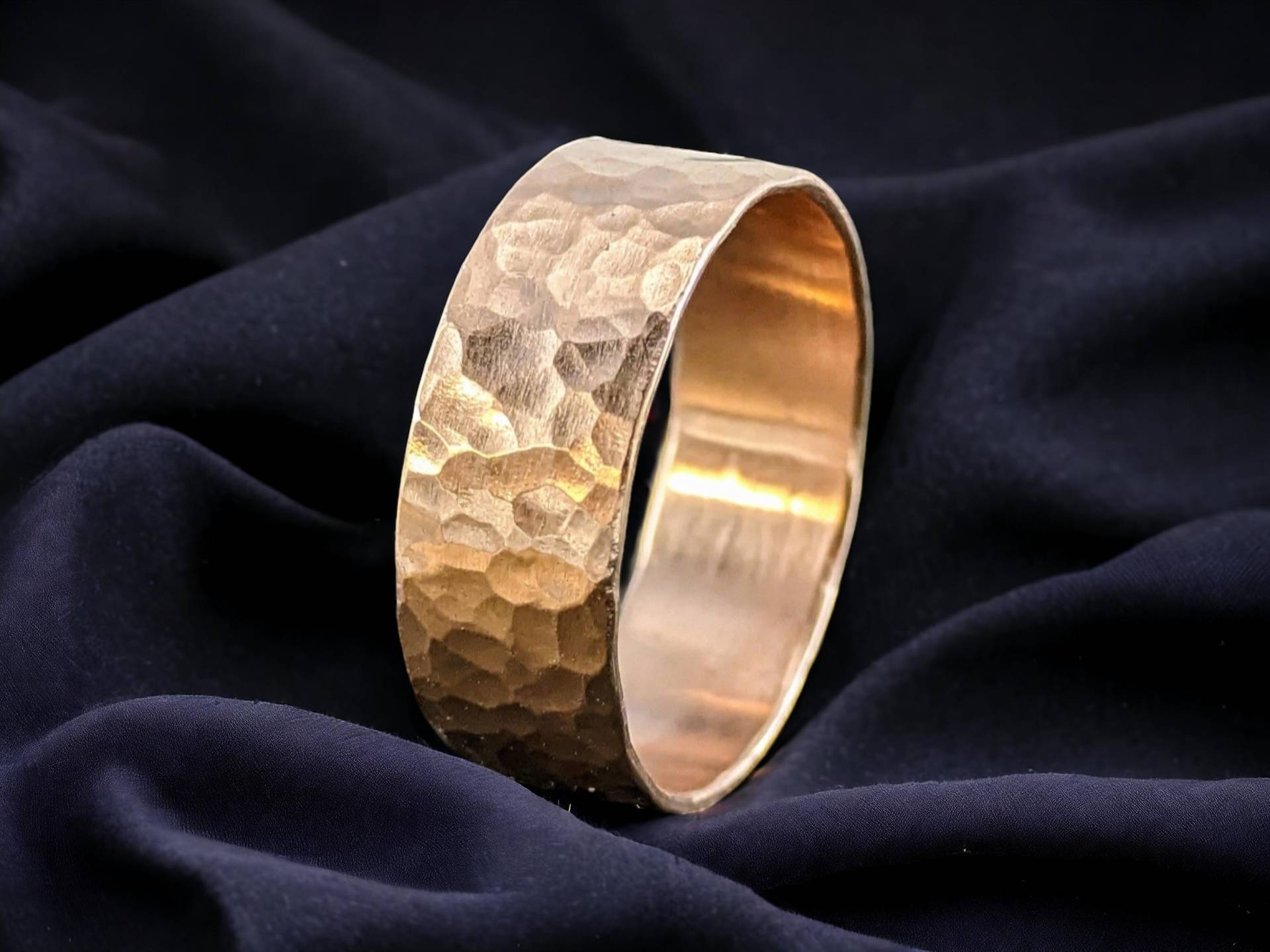 Handgehämmerter Kupferring Mit Individueller Gravur - Einzigartiges Symbol Der Liebe. Kupfer-Hochzeit von SilberMondSchmiede