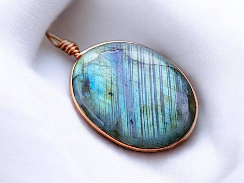 Natürliche Labradorit Anhänger - Wirewrap von SilberMondSchmiede
