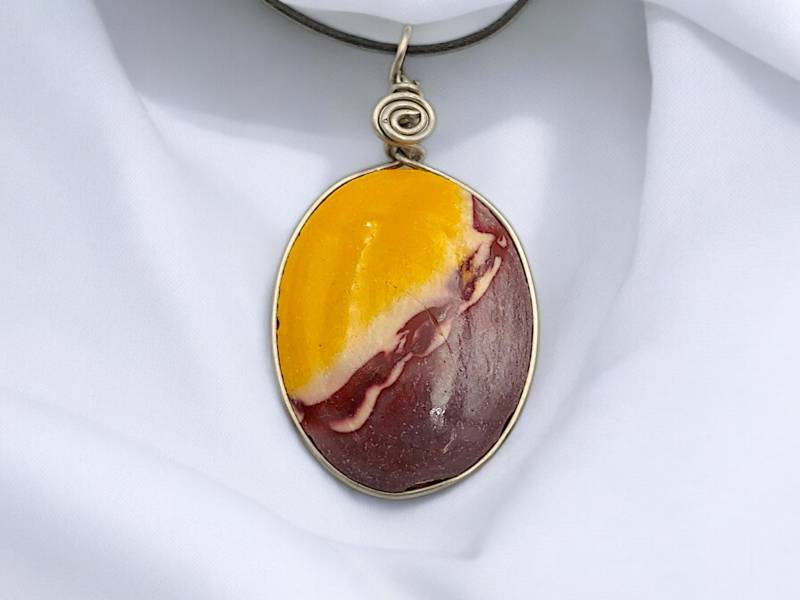 Natürliche Mookait Jaspis Anhänger - Makramee von SilberMondSchmiede