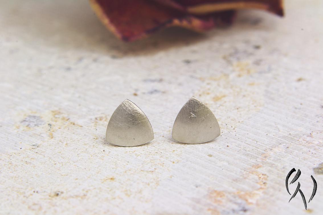 Ohrstecker Platin 950/-, Minidreieck, Strichmatt, Handarbeit, Ohrring von SilberdistelSchmuck