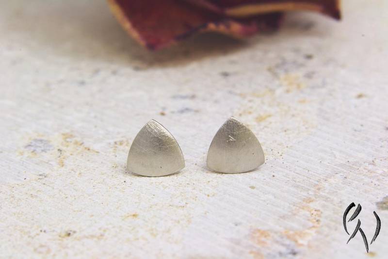 Ohrstecker Platin 950/-, Minidreieck, Strichmatt, Handarbeit, Ohrring von SilberdistelSchmuck