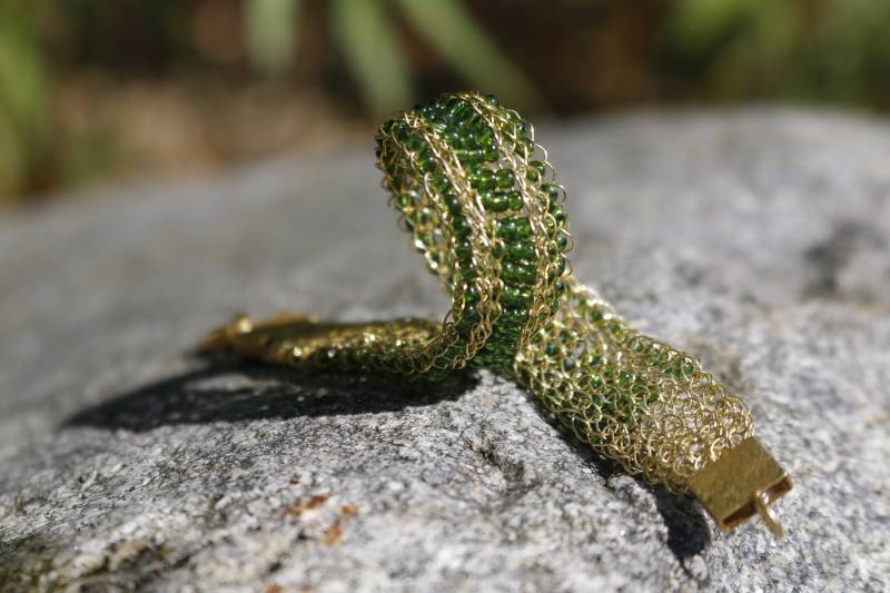 Armband Handgestrickt Aus Vergoldetem Draht Mit Grünen Glasperlen Armband Handgestrickt Aus Vergoldetem Draht Mit Grünen Glasperlen von SilberfadenbyCHL