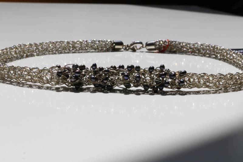 strickette Aus Silberdraht Mit Kleinen Lilafarbenen Süßwasser-Perlen strickette Aus Silberdraht Mit Kleinen Lilafarbenen Süßwasser-Perlen von SilberfadenbyCHL