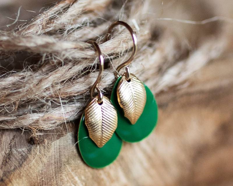 Emaille Ohrringe ~ Zart Gold Mit Grünen Plättchen Messing von Silberglas