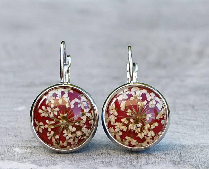 Ohrhänger Mit Echter Blüte Auf Bordeauxrot von Silberglas