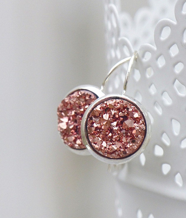 Zarte, Silberne Ohrhänger Mit Einem Rosè Druzy von Silberglas