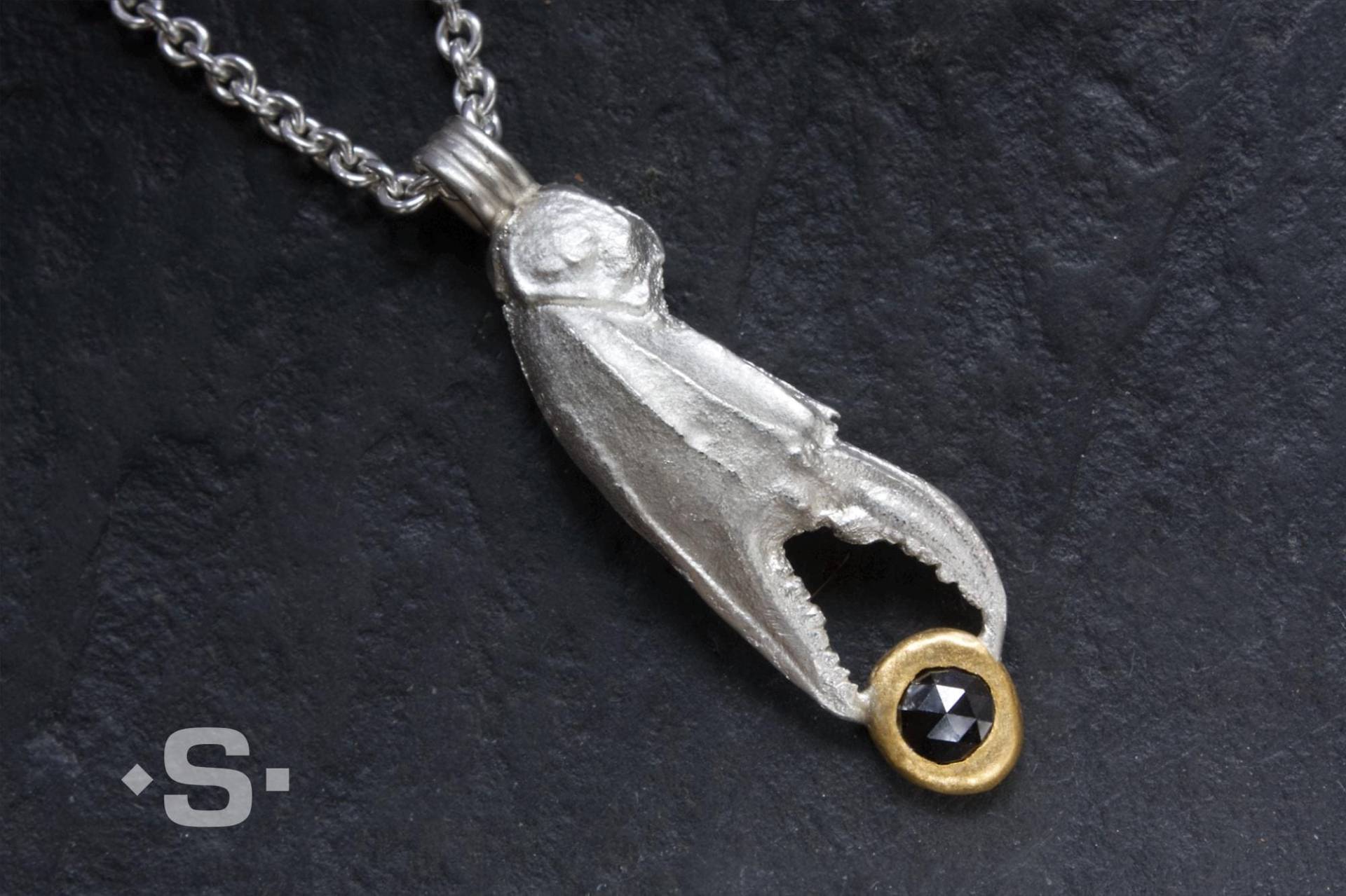 Krabben-Anhänger Gold 999 & Silber Mit Schwarzem Diamant - Maritimer Schmuck. Goldschmiedearbeit von Silberprinz