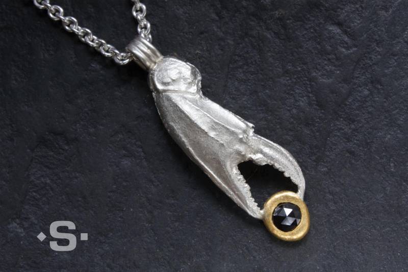 Krabben-Anhänger Gold 999 & Silber Mit Schwarzem Diamant - Maritimer Schmuck. Goldschmiedearbeit von Silberprinz