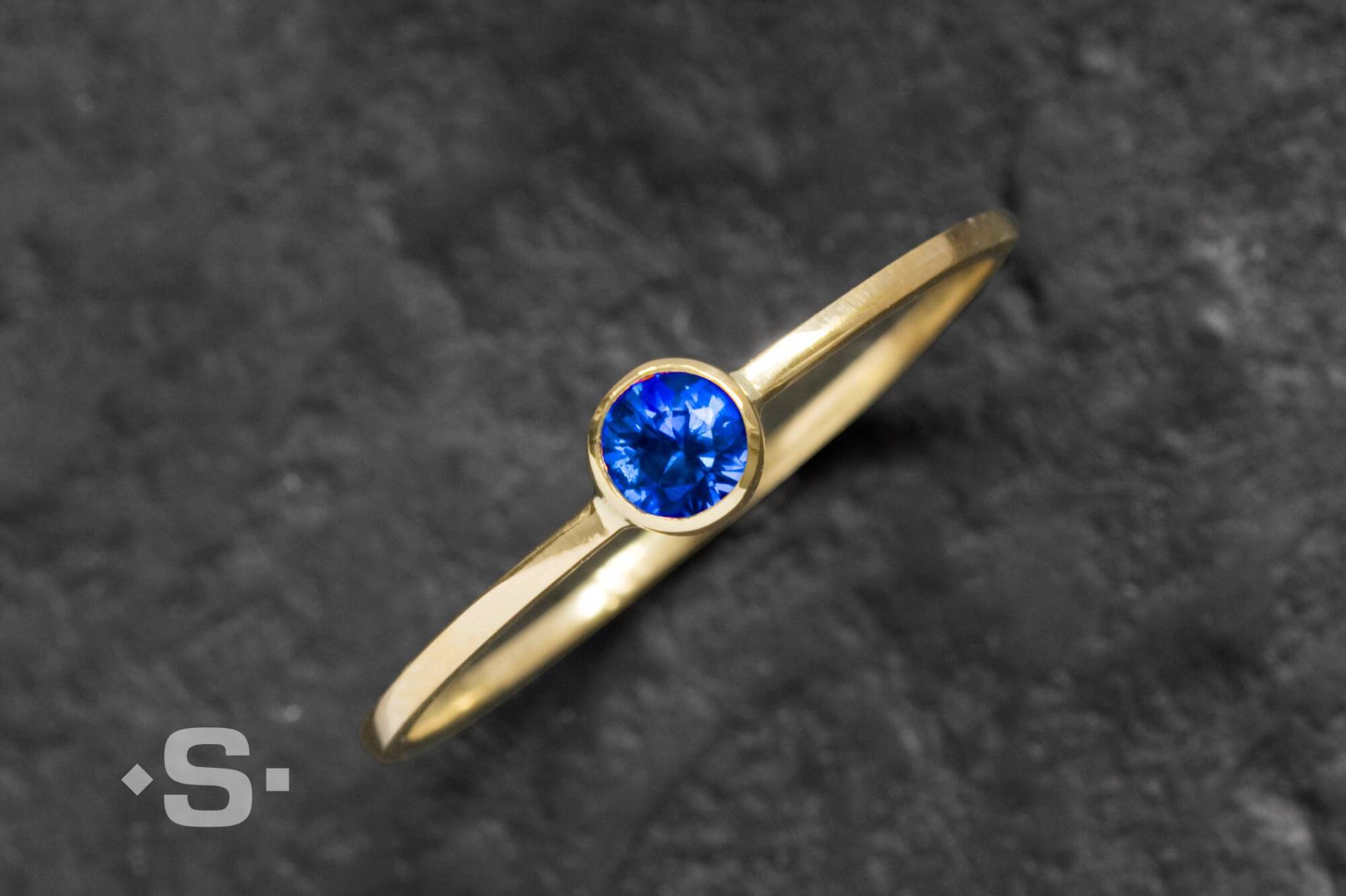 Saphir-Ring Aus Gold 750. Zarter Ring Mit Echtem Saphir. Verlobungsring, Valentinstag. Aus Der Goldschmiede Silberprinz Saphir-Ring Aus Gold 750. Zarter Ring Mit Echtem Saphir. Verlobungsring, Valentinstag. Aus Der Goldschmiede Silberprinz von Silberprinz
