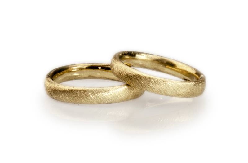 Trauringe Strichmatt Matt in 585 Gelbgold von Silberschweif