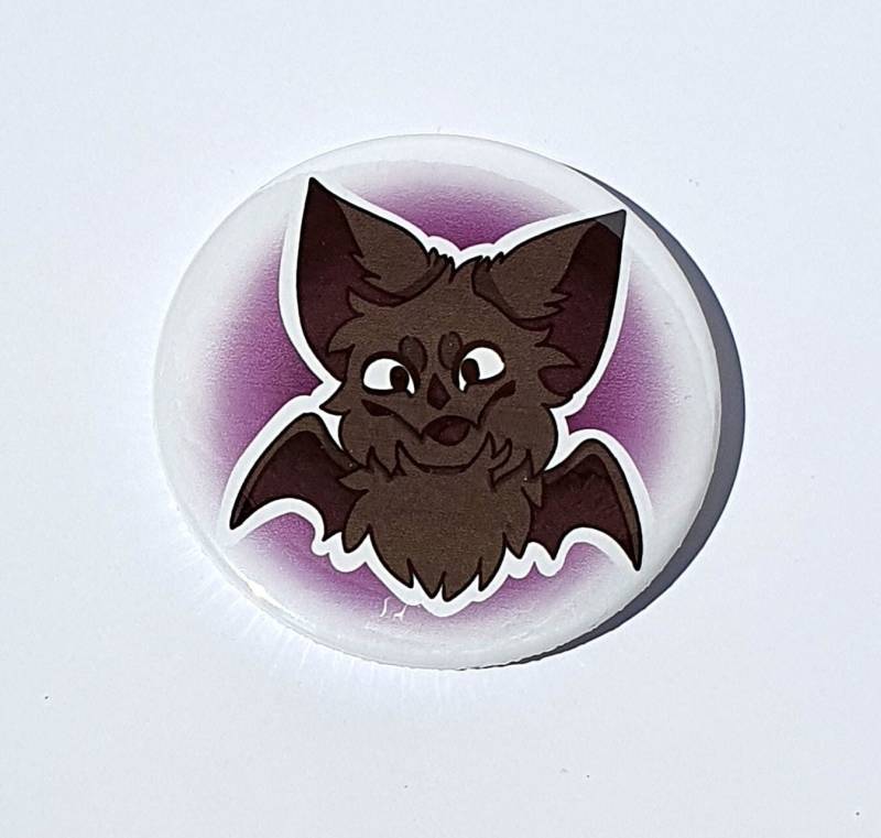 Furry Bat Badge Pin - Süßer Fledermaus Button Mit 58mm Durchmesser Und Sicherheitsnadel Auf Der Rückseite Furry Bat Badge Pin - Süßer Fledermaus Button Mit 58mm Durchmesser Und Sicherheitsnadel Auf Der Rückseite von SilberzahnCreations
