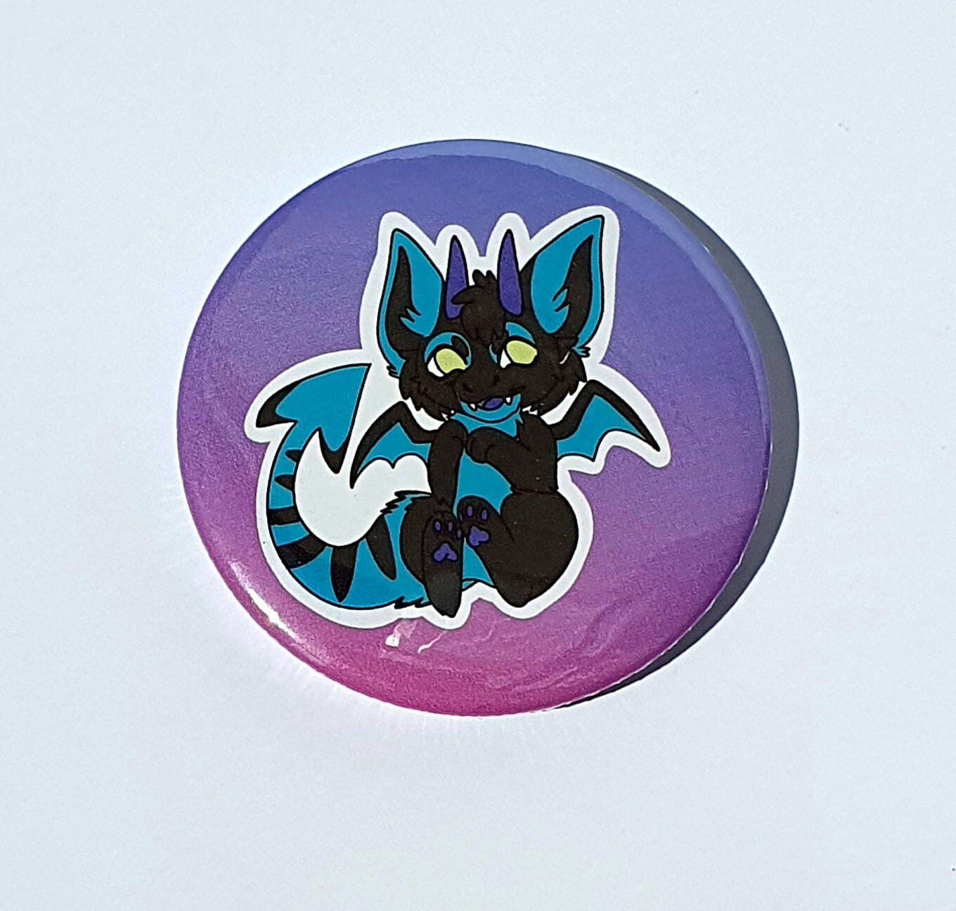 Furry Dragon Badge Pin - 58mm Durchmesser von SilberzahnCreations